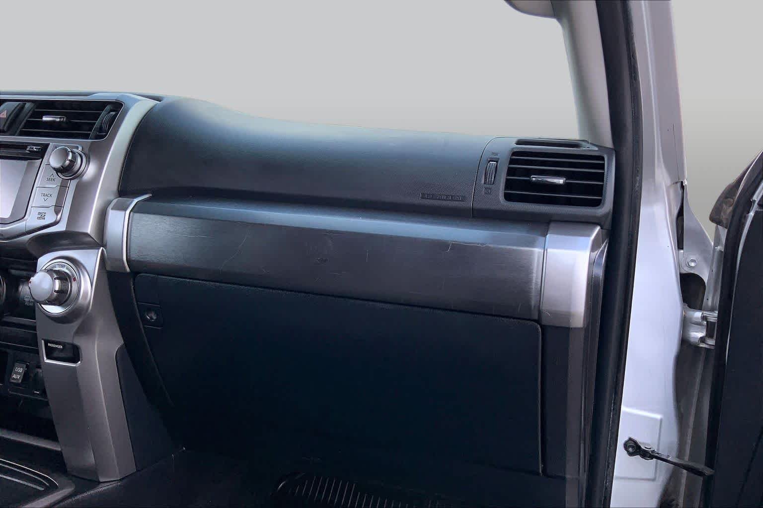 Used 2016 Classic Silver Metallic Toyota SR5 image 18