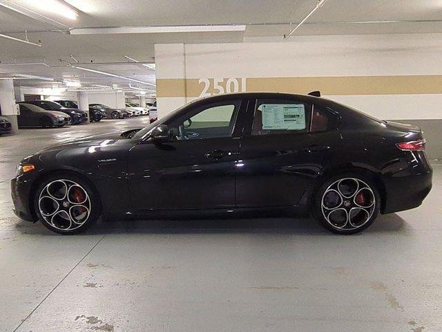 New 2025 Vulcano Black Metallic Exterior Paint Alfa Romeo  image 4