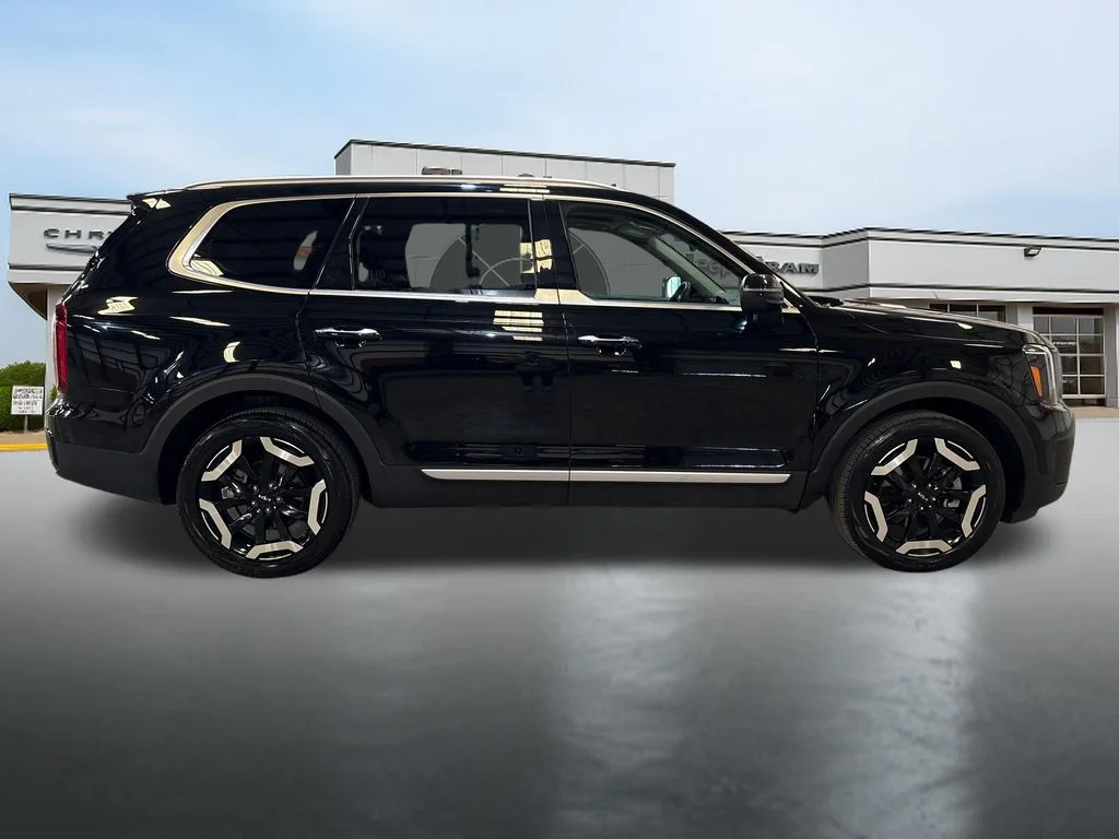 Used 2025 Black Kia S image 6