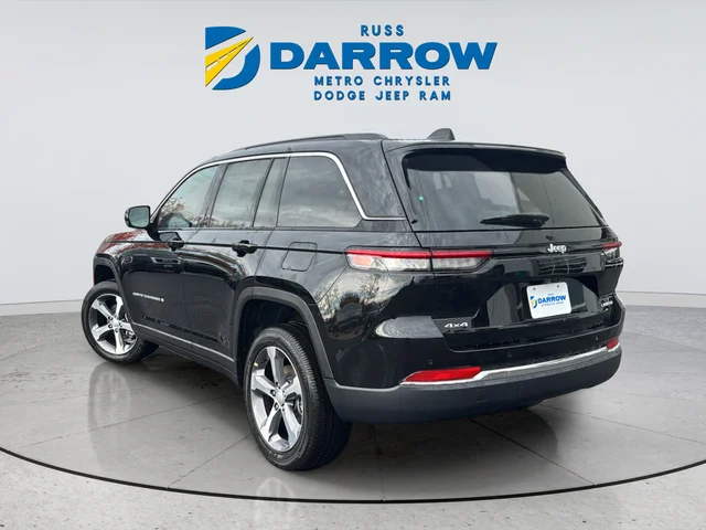 New 2025 Diamond Black Crystal Pearl-Coat Exterior Paint Jeep Limited image 3