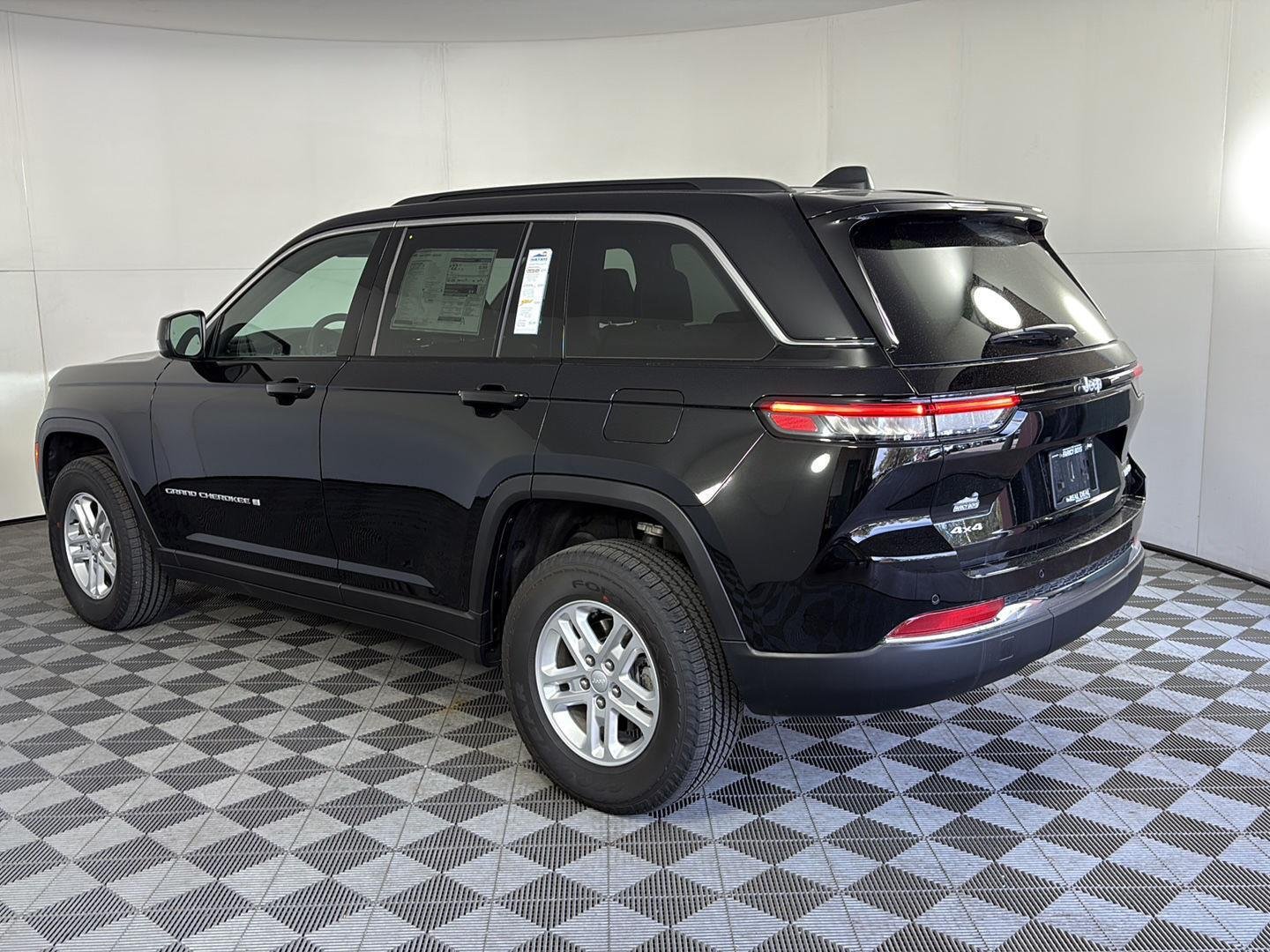 New 2025 Diamond Black Crystal Pearl-Coat Exterior Paint Jeep Laredo image 6