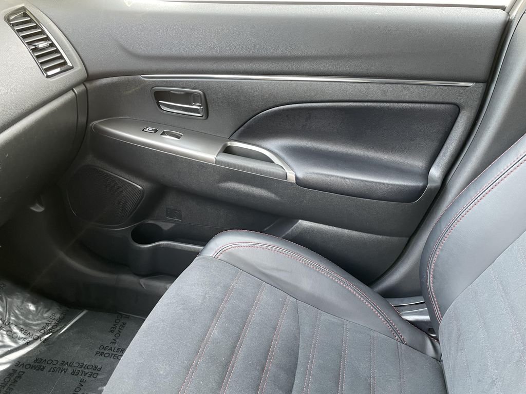 Used 2024  Mitsubishi 2.0 ES image 16