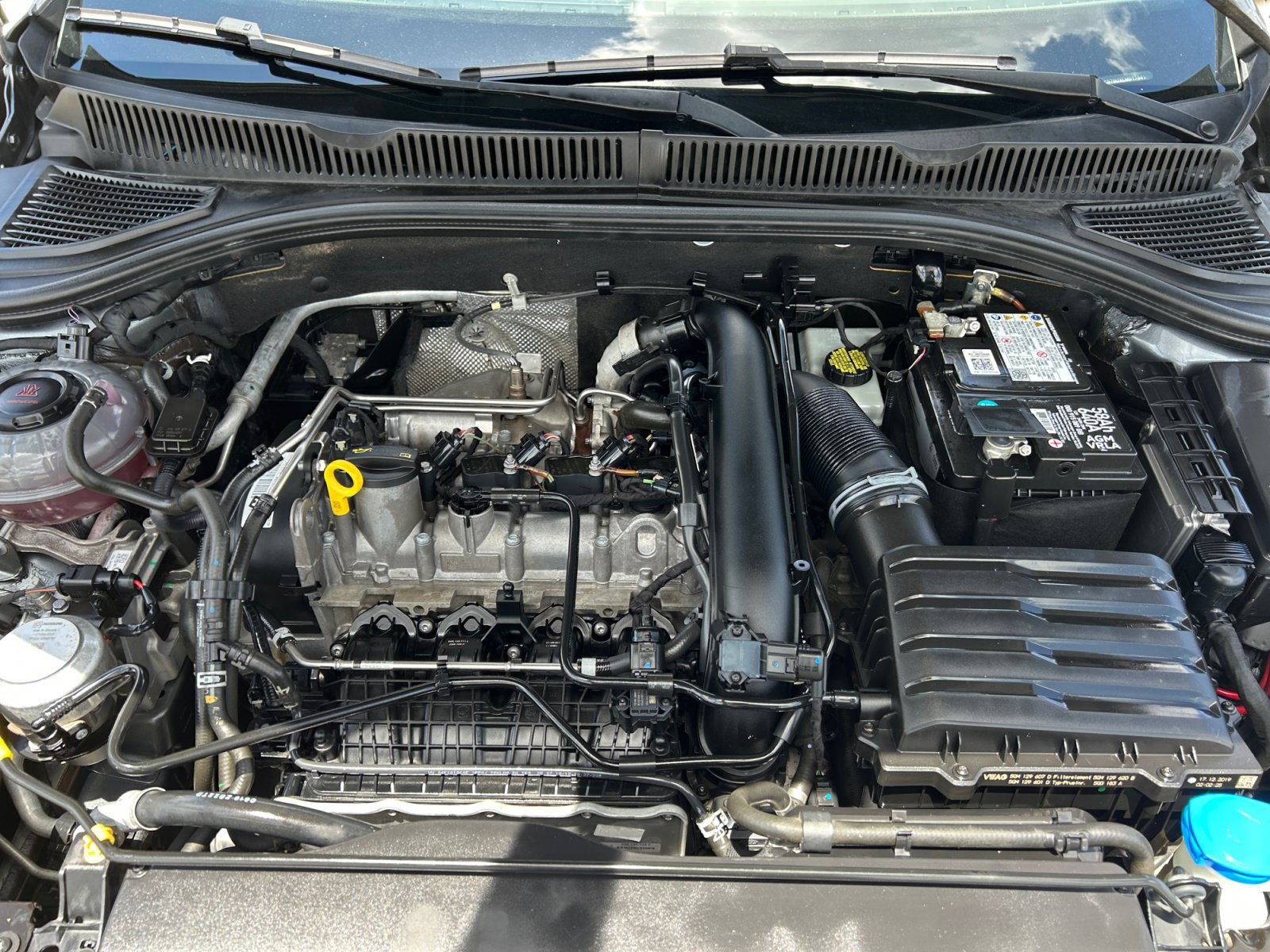Used 2020 Platinum Gray Metallic Volkswagen R-Line image 27