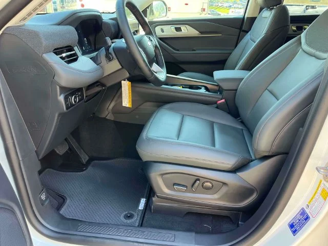 New 2026 Star White Metallic Tri-Coat Ford Active image 24