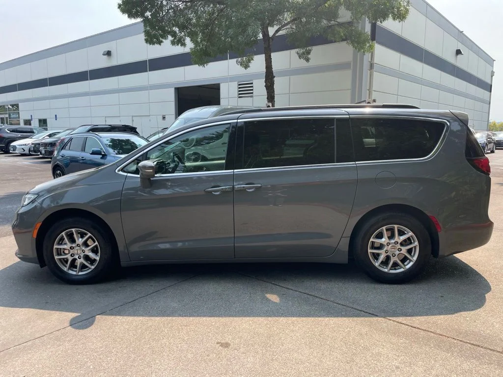 Used 2022 Gray Clearcoat Chrysler Touring L image 7