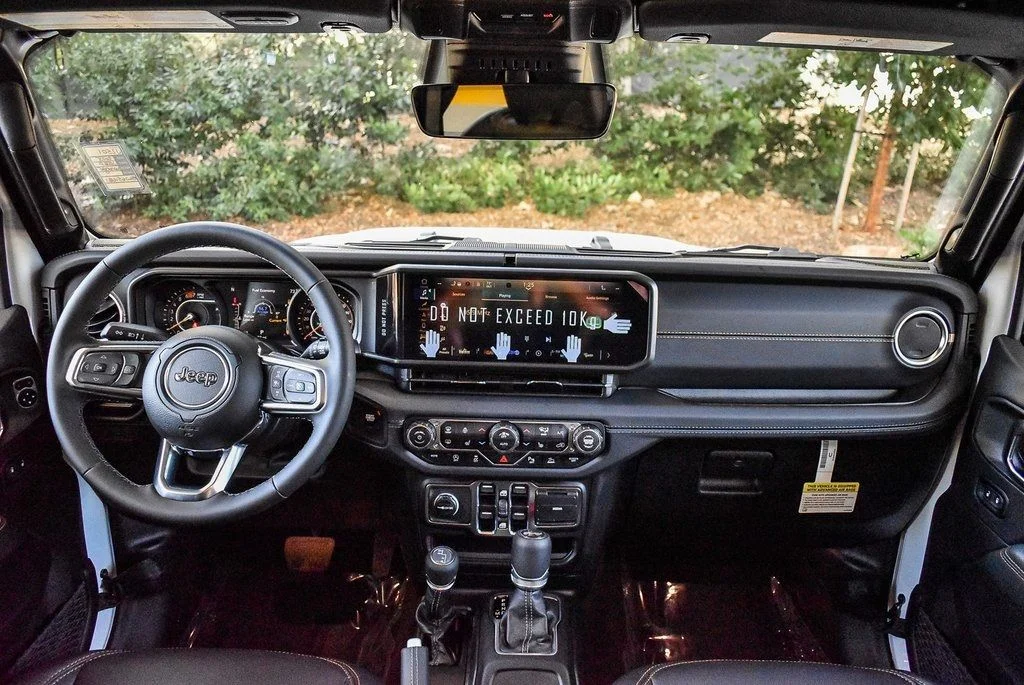 New 2025 Bright White Clear-Coat Exterior Paint Jeep Sahara image 12