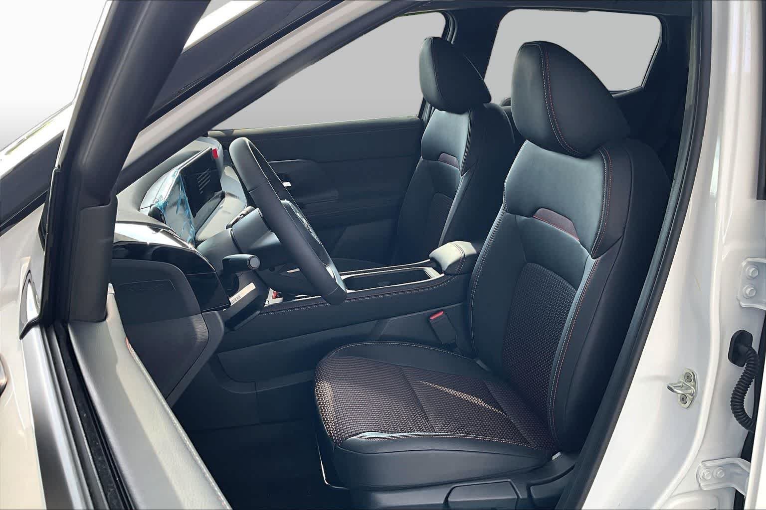 New 2026 Aspen White Tricoat/Super Black Nissan SR image 15
