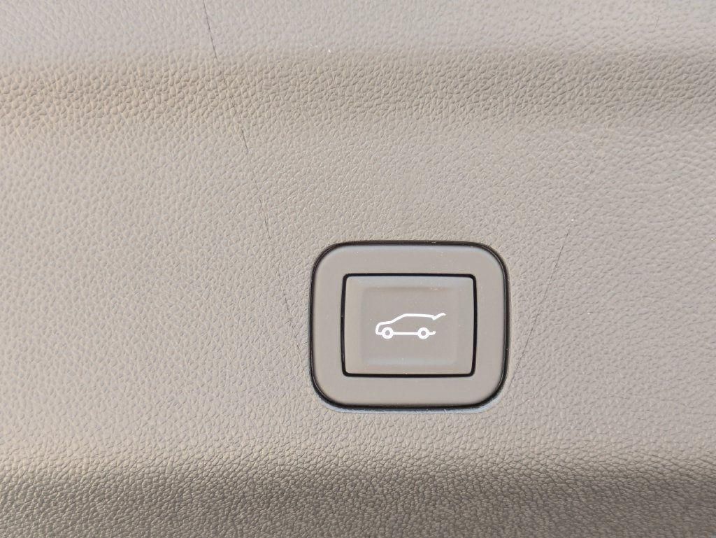 2026 Chevrolet Suburban Z71 - Photo 14