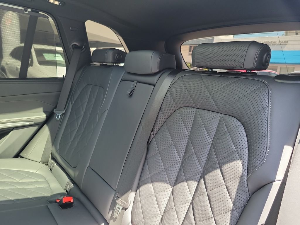 Used 2025 Gray BMW M60i image 12