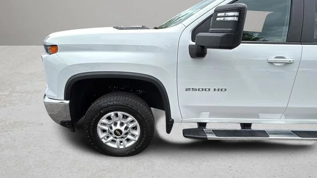 Used 2025 Summit White Chevrolet LT image 34