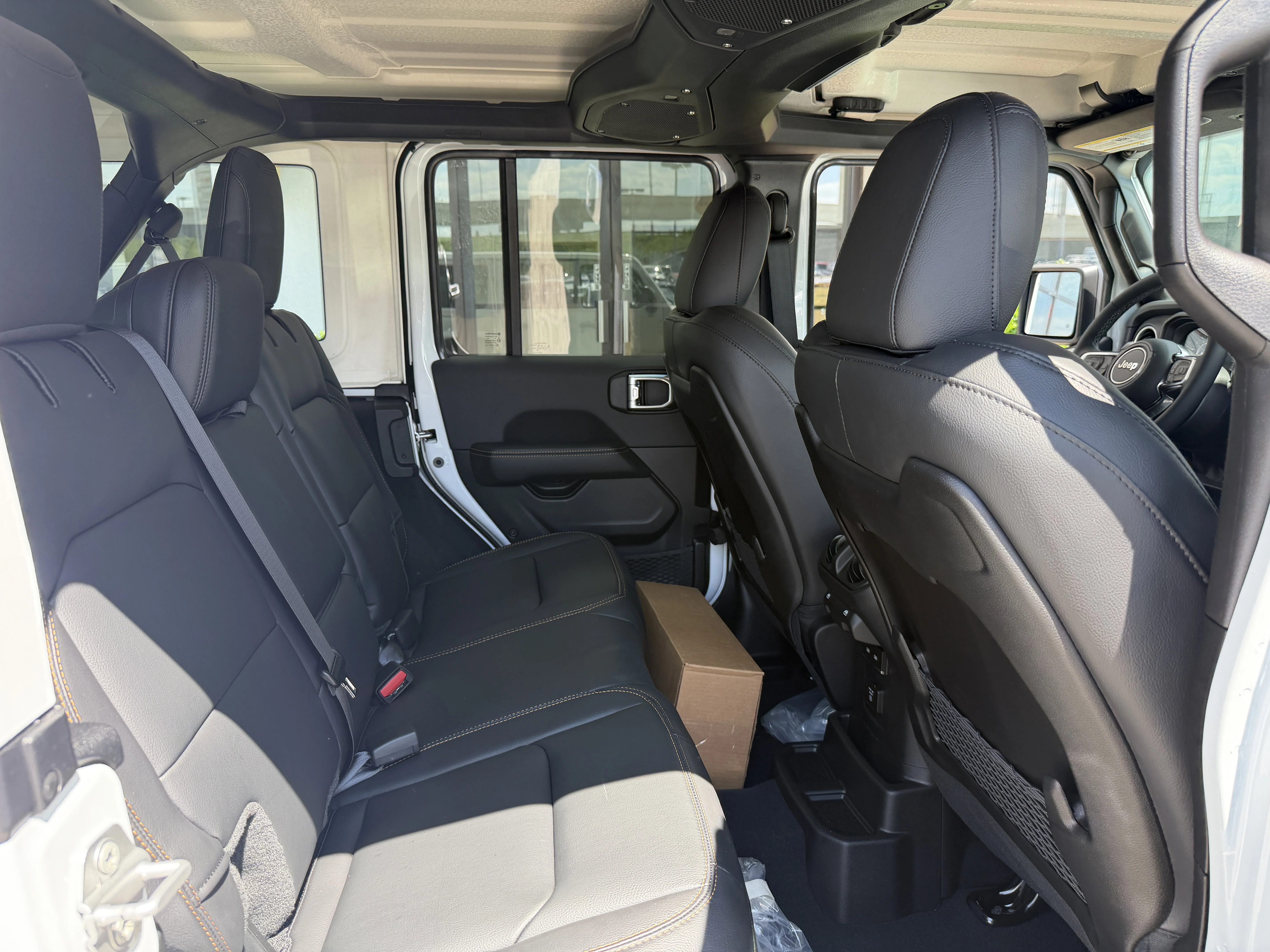 New 2026 Bright White Clear-Coat Exterior Paint Jeep Sahara image 26