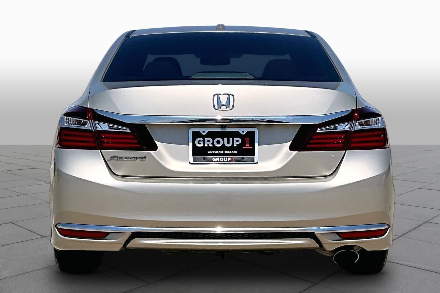 Used 2016 Champagne Frost Pearl Honda EX image 5