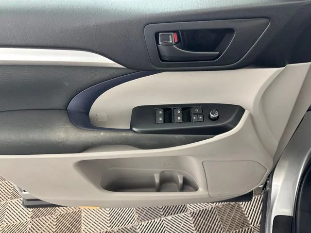 Used 2018 Silver Toyota LE image 22