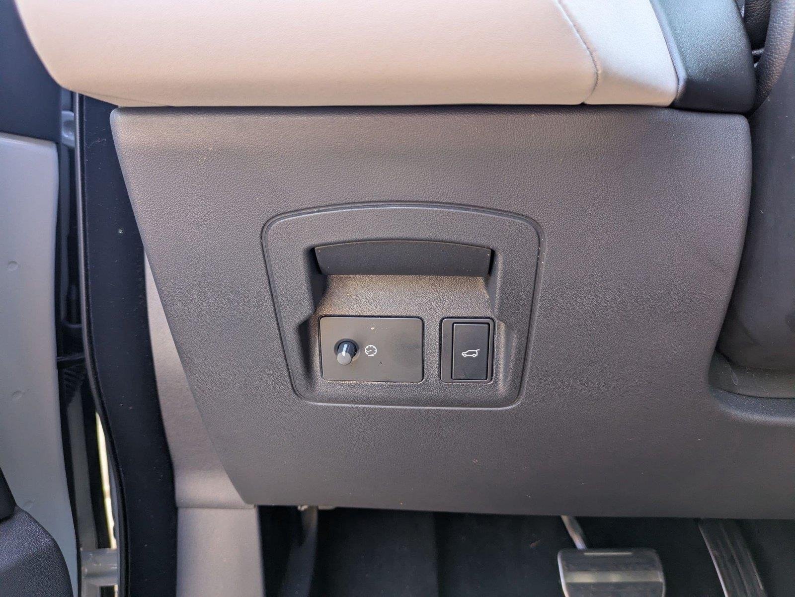 Used 2026 Arroios Grey Metallic Land Rover Dynamic SE image 15