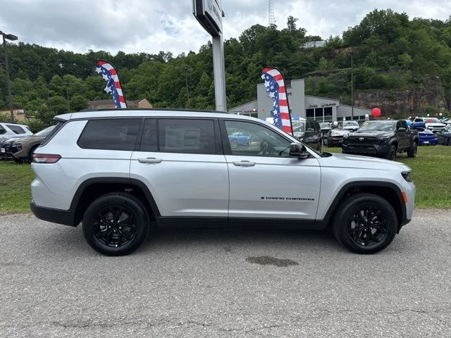 New 2026 Silver Zynith Exterior Paint Jeep Laredo image 2
