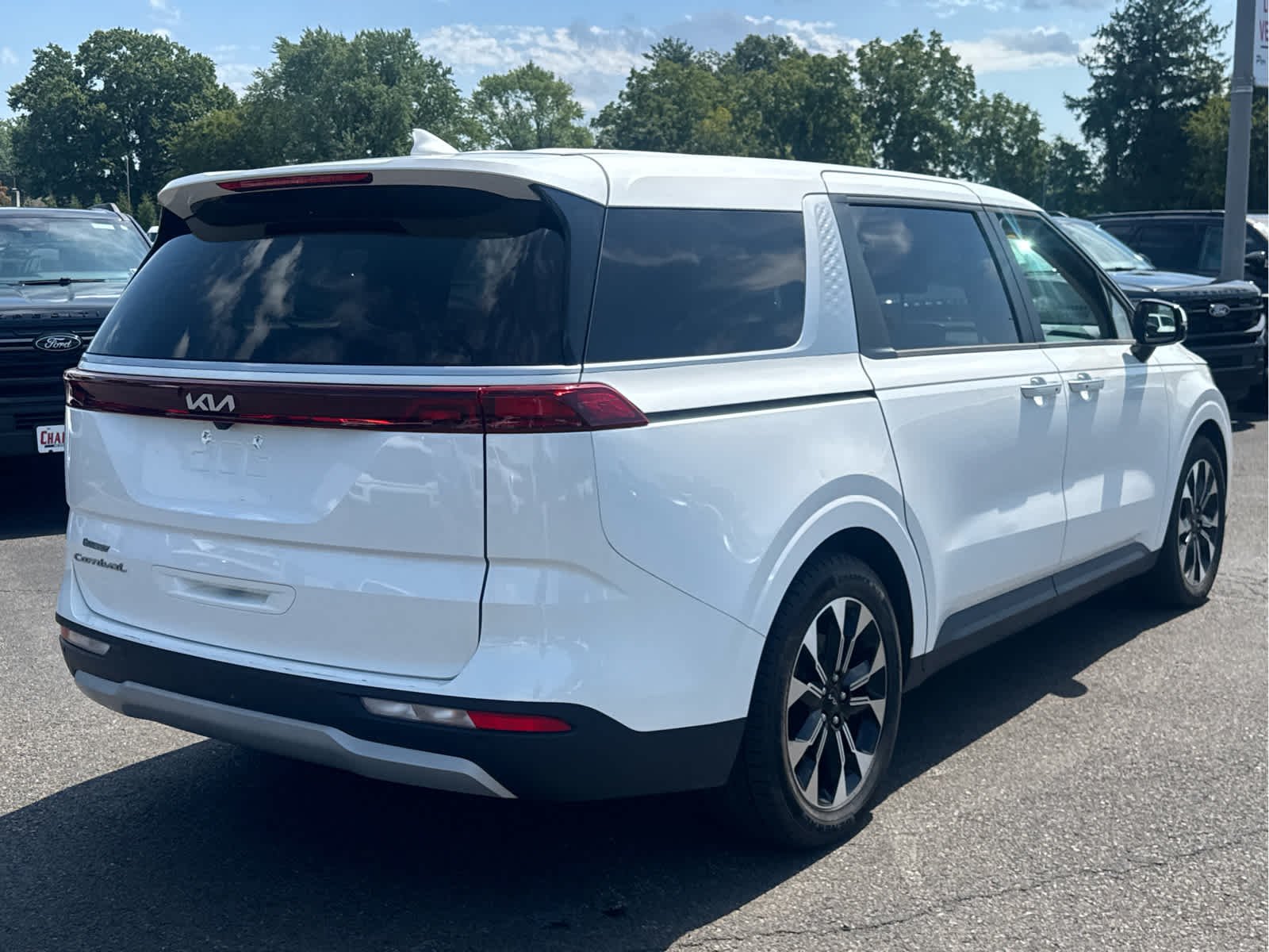 Used 2022 Snow White Pearl Kia EX image 5