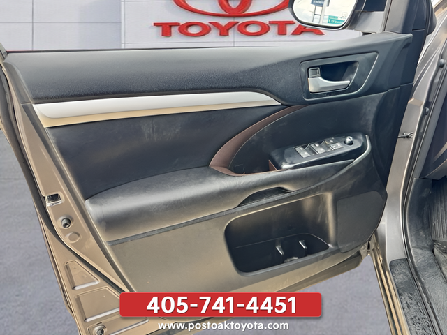 Used 2018 Gray Toyota XLE image 24