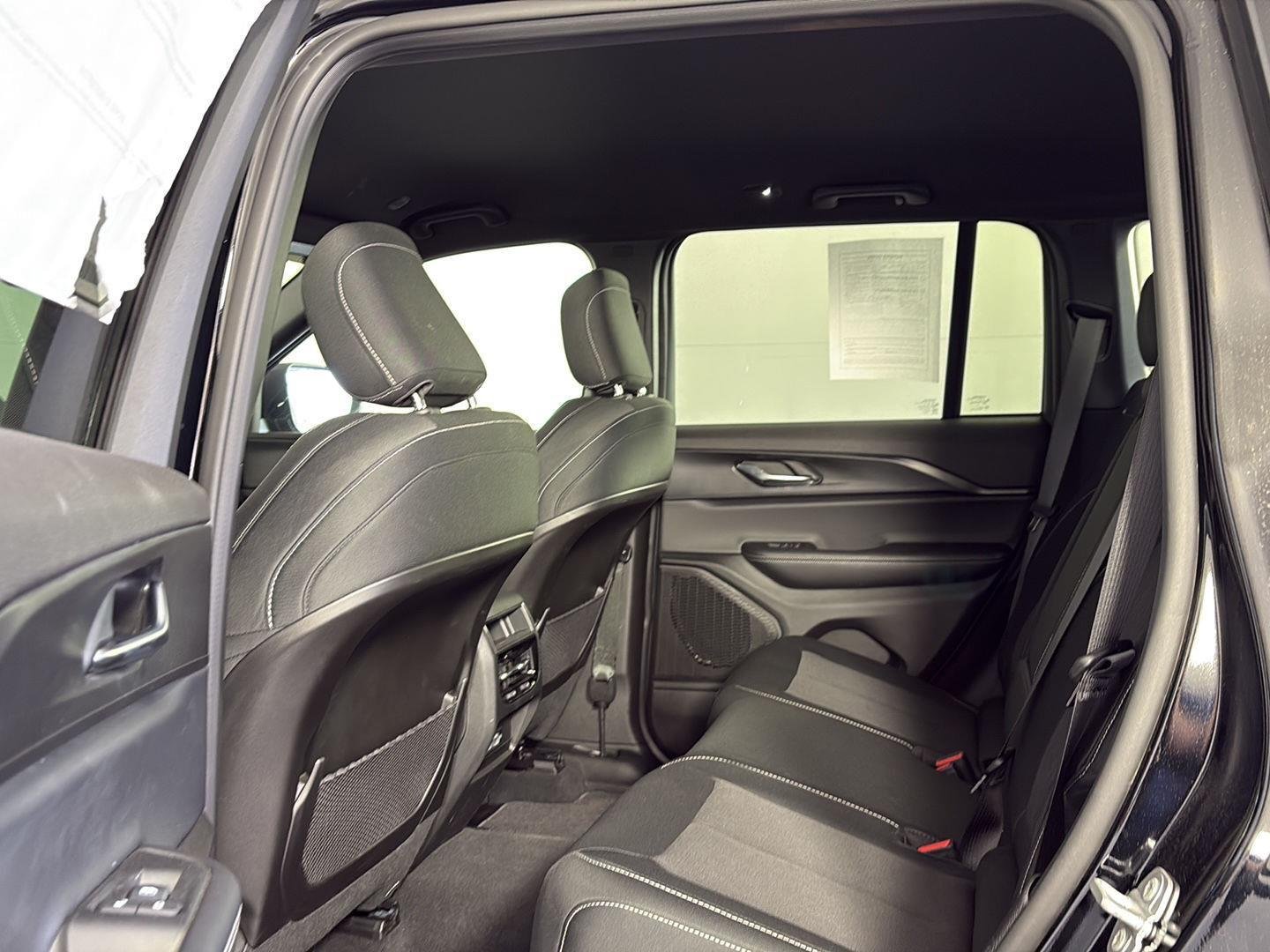 New 2025 Diamond Black Crystal Pearl-Coat Exterior Paint Jeep Laredo image 10
