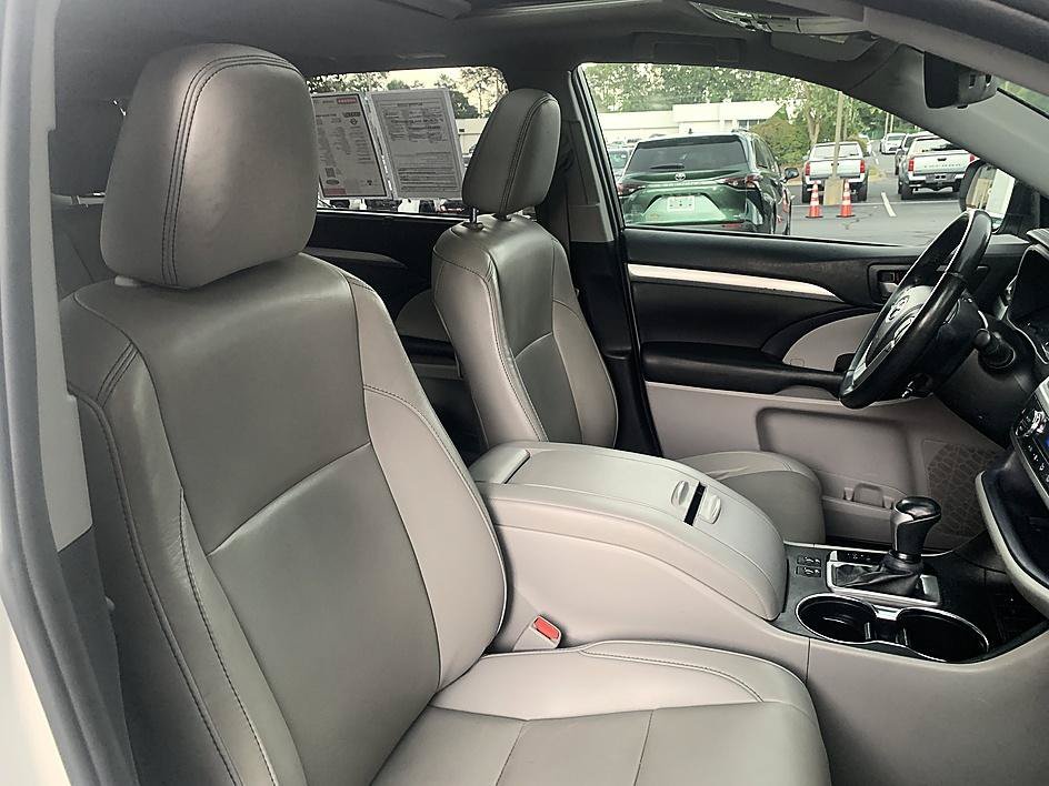 Used 2019 Blizzard Pearl Toyota XLE image 24