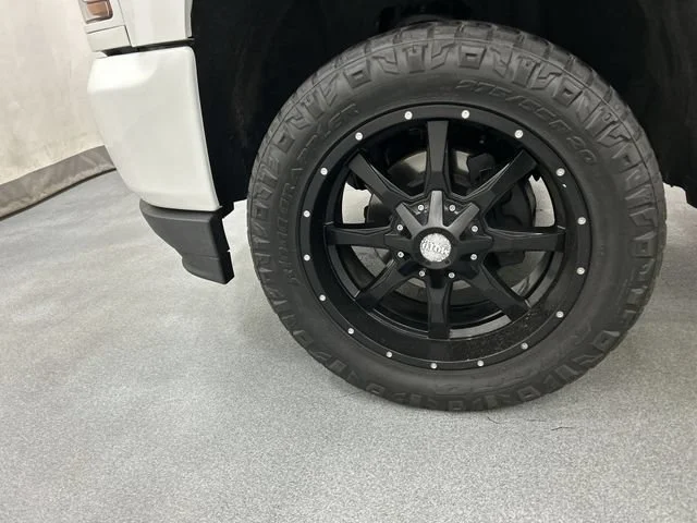 Used 2018 SUMMIT WHITE Chevrolet Custom image 5