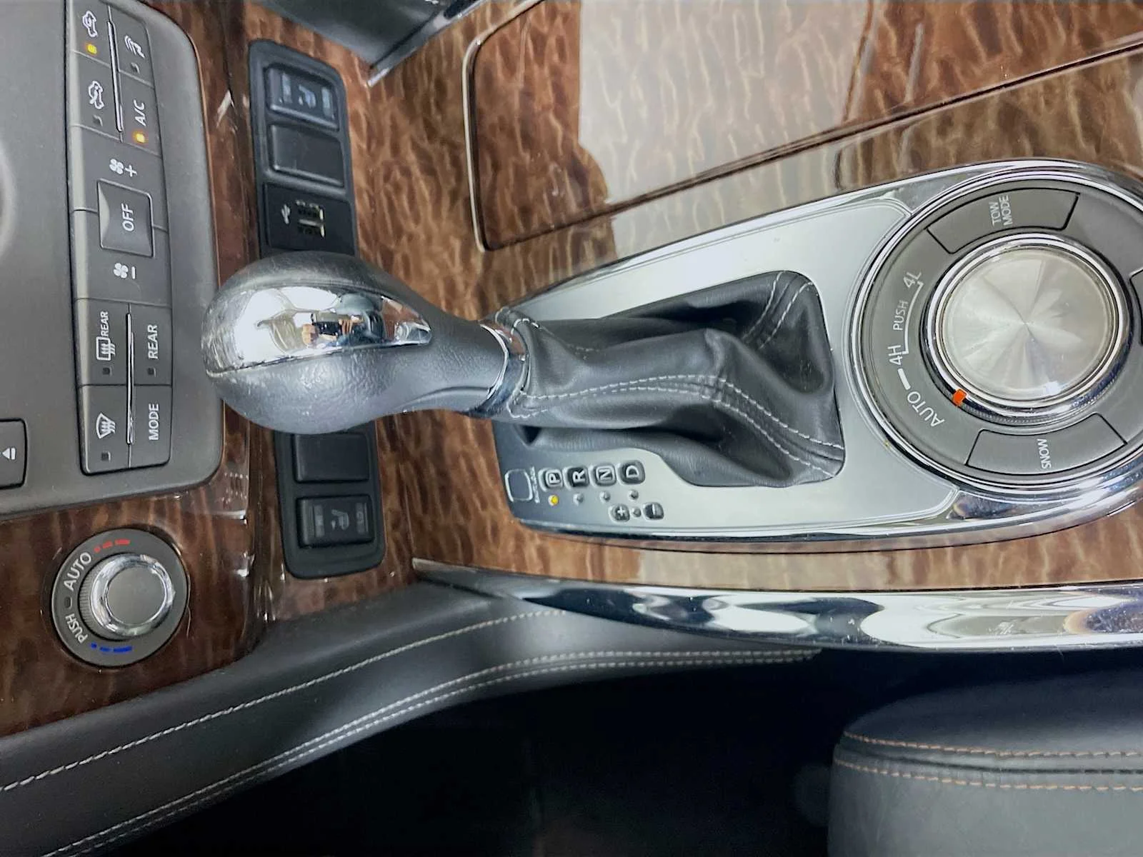 Used 2019 Pearl White Tricoat Nissan SL image 15