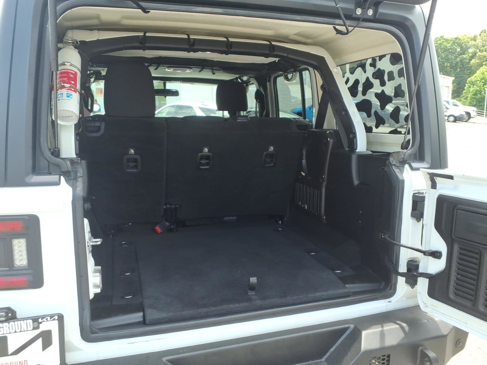 Used 2019 Bright White Clearcoat Jeep Sahara image 22