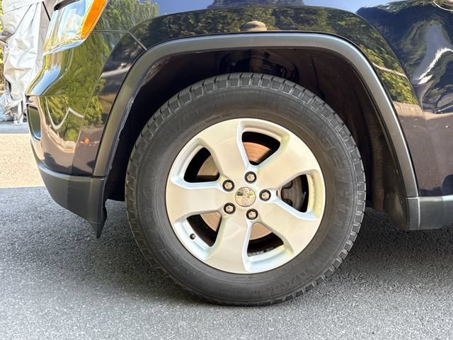 Used 2011 Blackberry Pearlcoat Jeep Laredo image 7