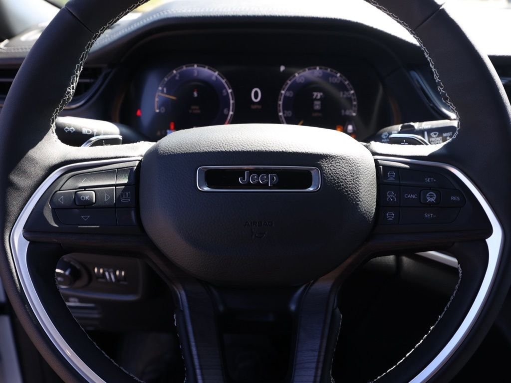 New 2026 Bright White Clear-Coat Exterior Paint Jeep Limited image 24