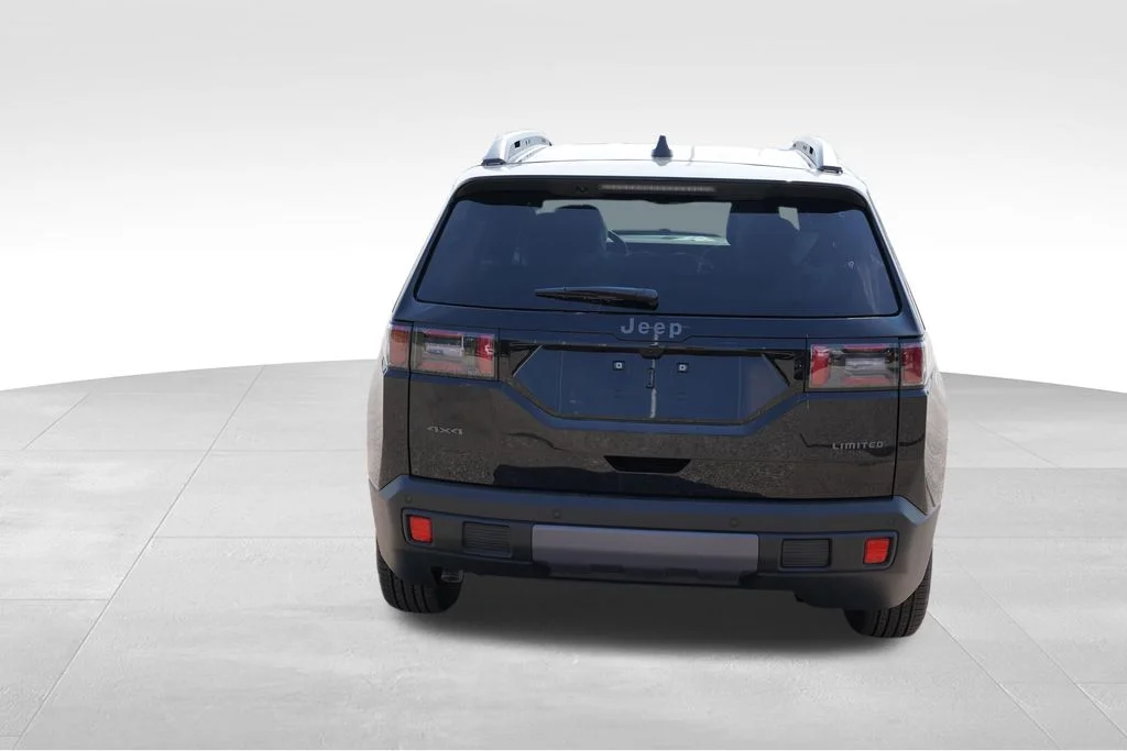 New 2026 Diamond Black Crystal Pearl-Coat Exterior Paint Jeep Limited image 4