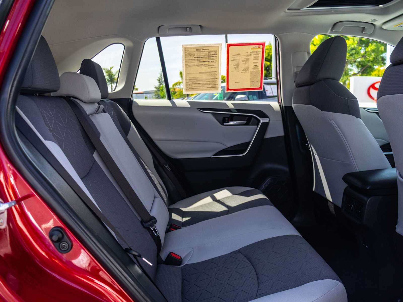 2025 Toyota RAV4 XLE - Photo 17