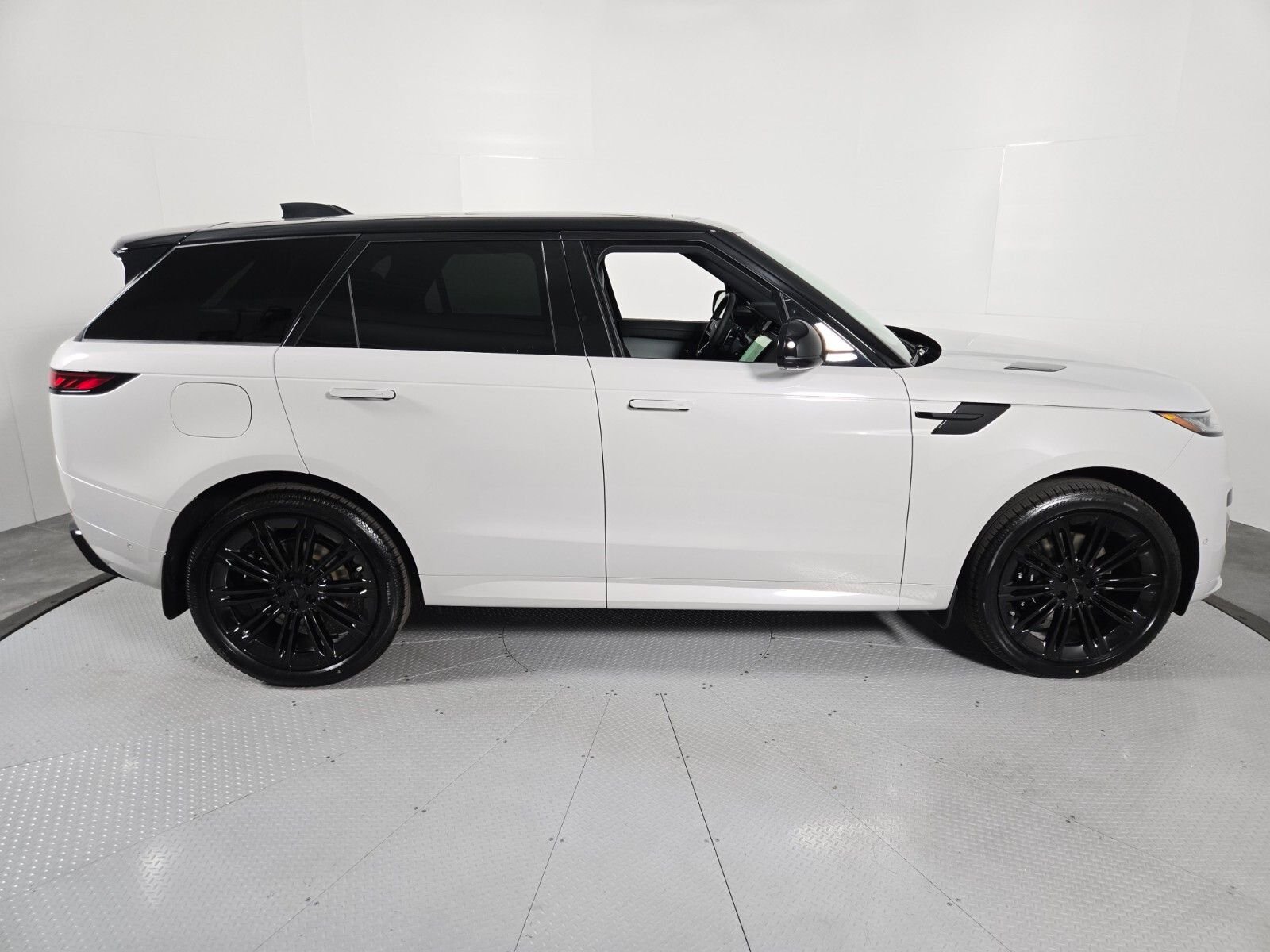 New 2026 Borasco Grey Land Rover Dynamic SE image 6