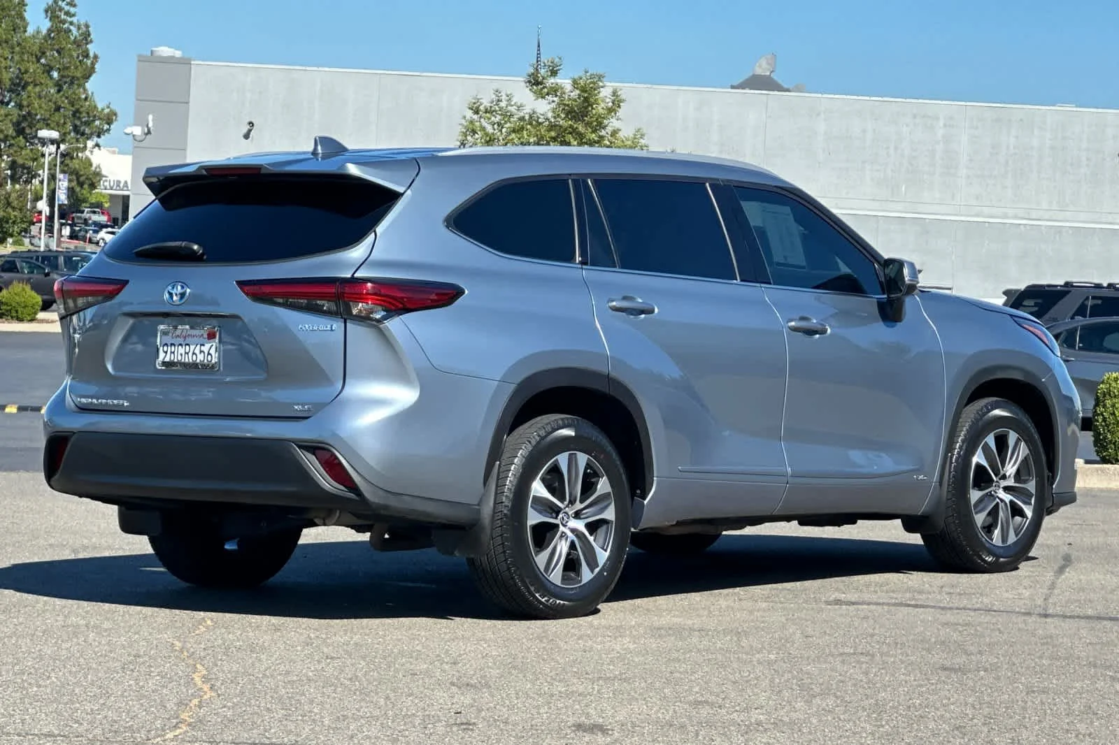 Used 2022 Moon Dust Toyota Hybrid XLE image 2