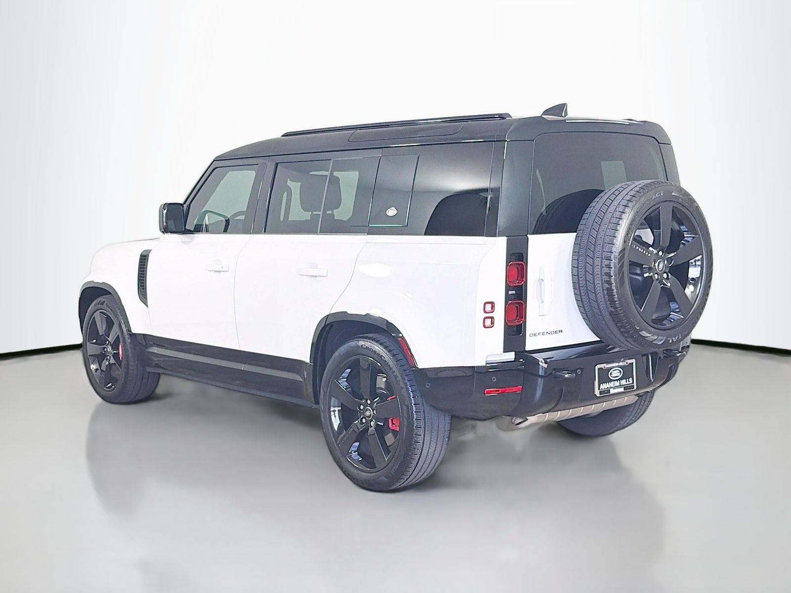 Used 2024 Fuji White Land Rover X-Dynamic SE image 3