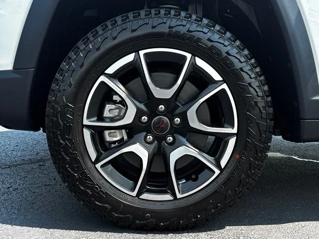 New 2026 Bright White Clear-Coat Exterior Paint Jeep Trailhawk image 11