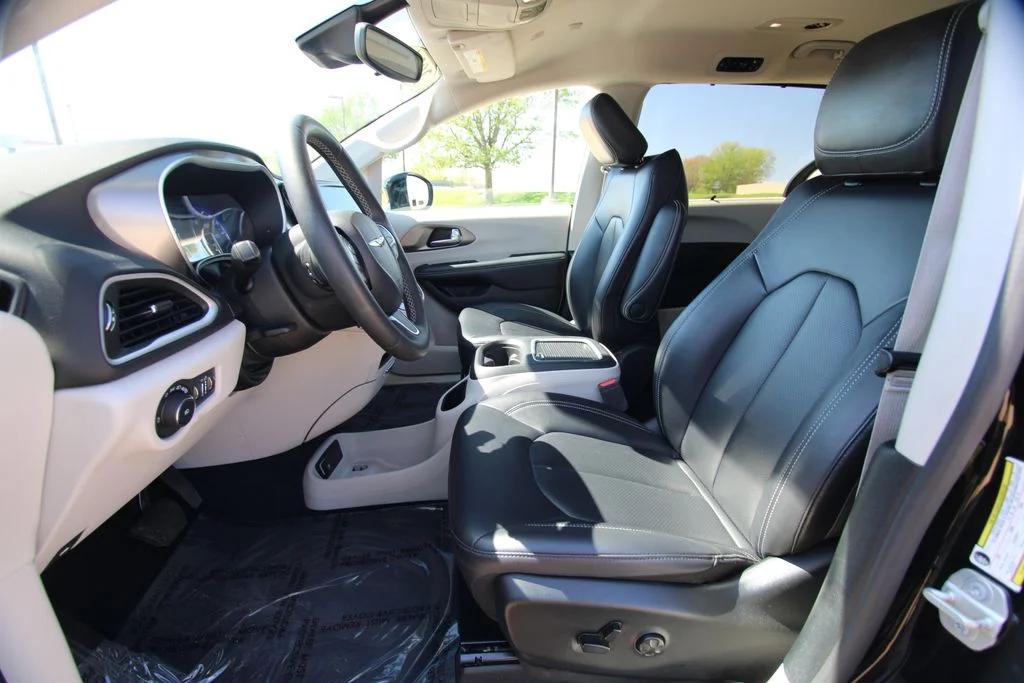 Used 2024 Black Chrysler Touring L image 6