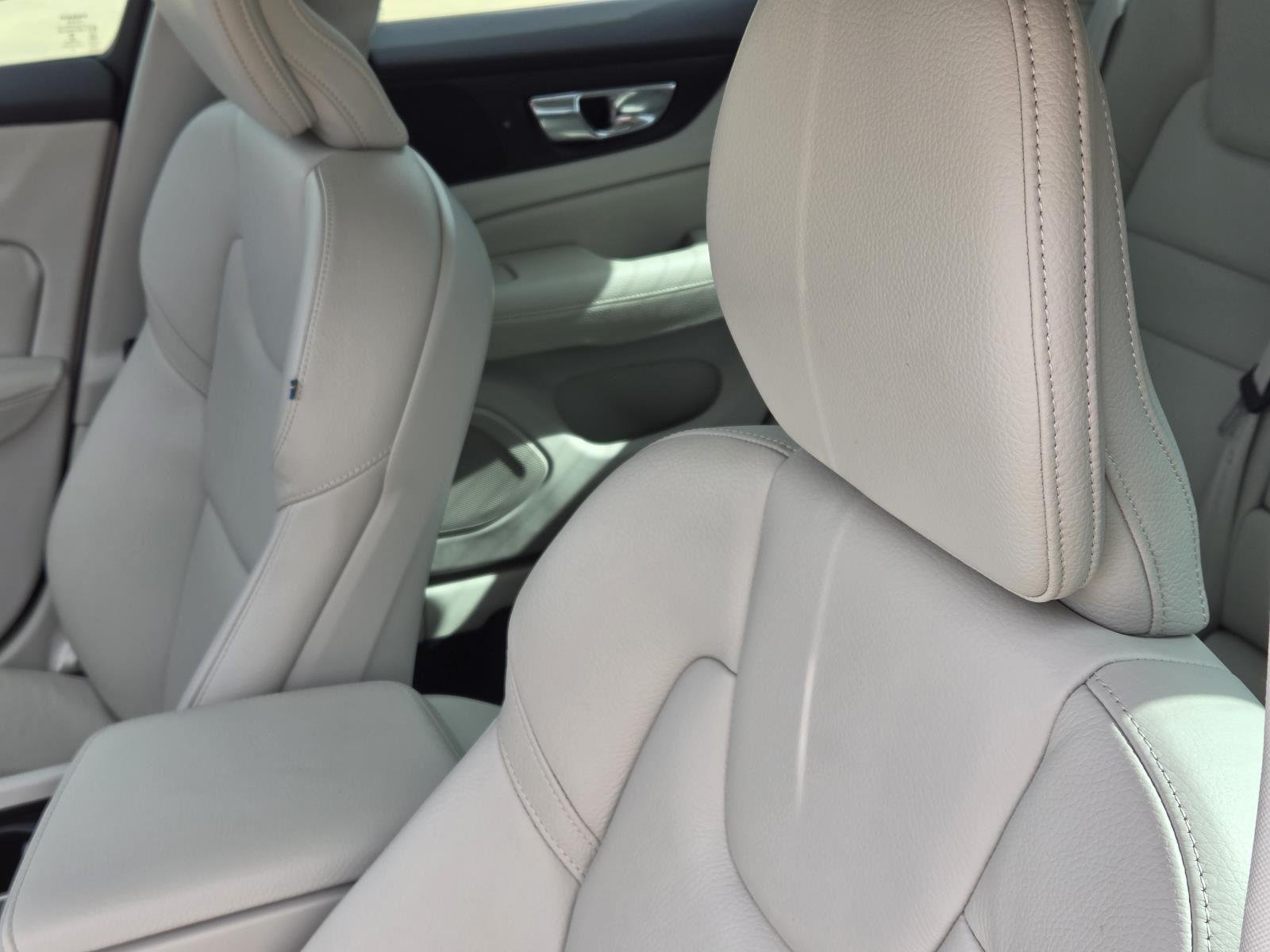 Used 2019 Crystal White Pearl Metallic Volvo Momentum image 30