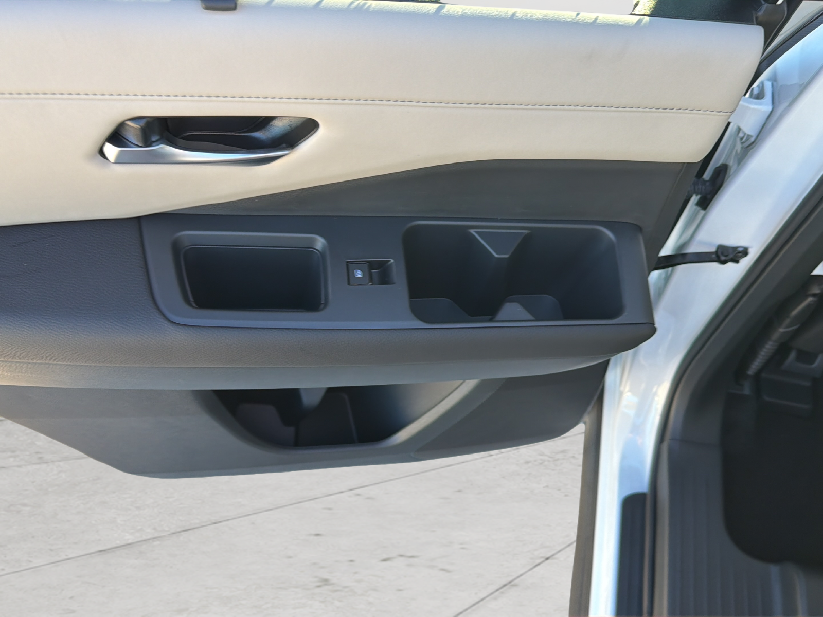 New 2026 White Nissan SL image 39