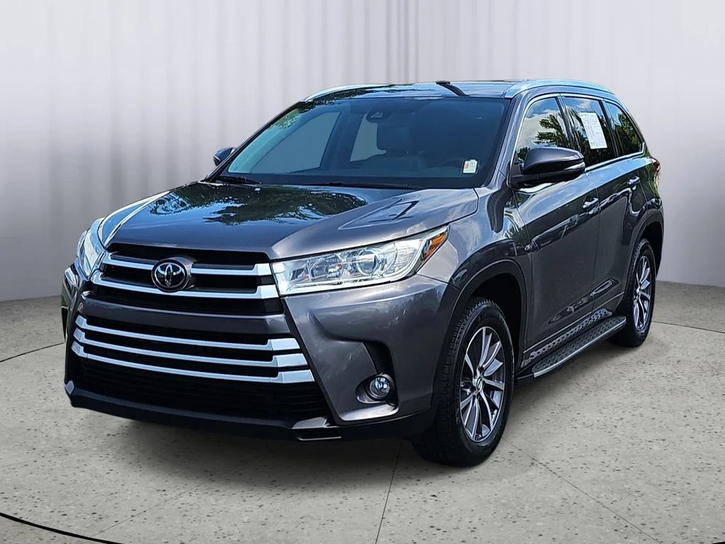 Used 2018 Gray Toyota XLE image 7