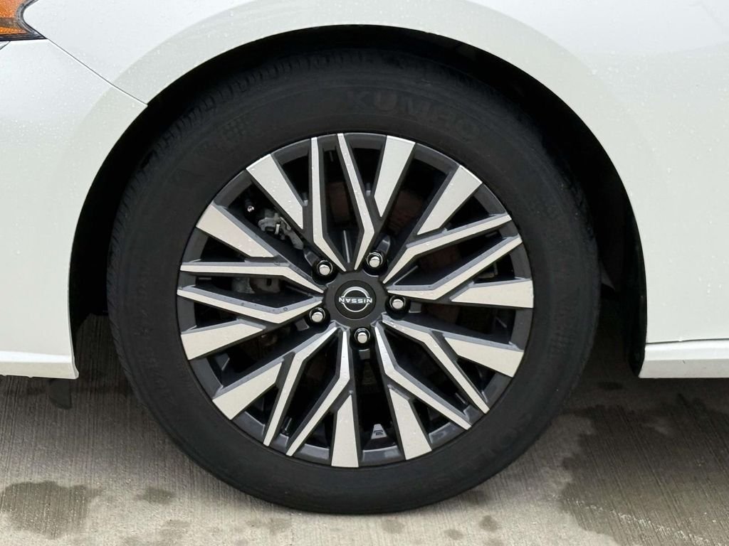 Used 2025 White Nissan 2.5 SV image 11