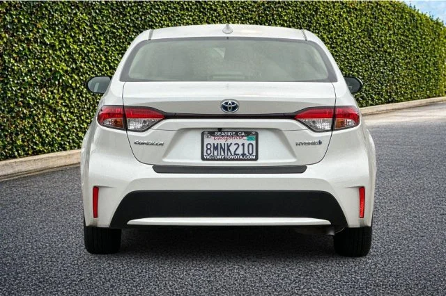 Used 2020 White Toyota LE image 4
