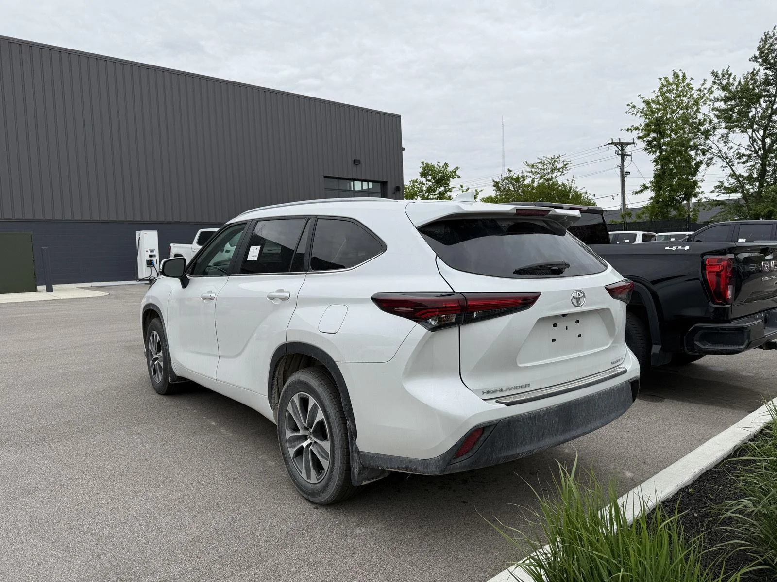 Used 2025 Wind Chill Pearl Toyota LE image 4