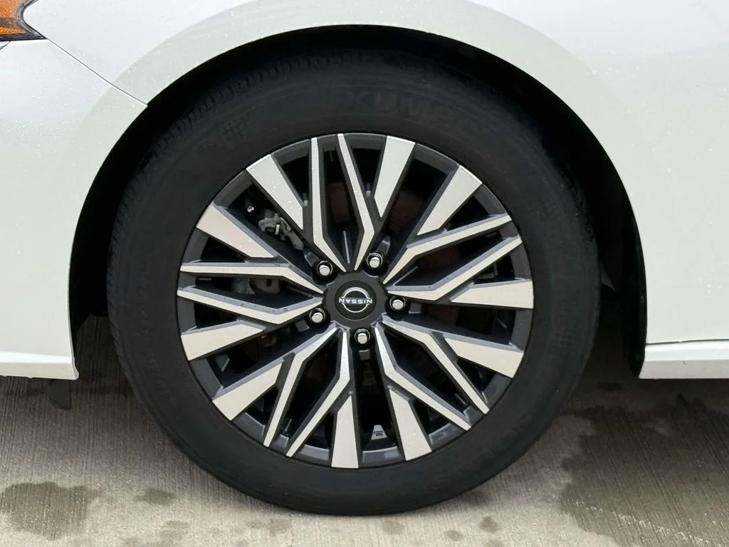 Used 2025 White Nissan 2.5 SV image 11