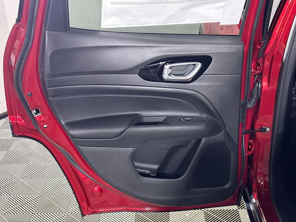 New 2026 Red Hot Pearl-Coat Exterior Paint Jeep Latitude image 18