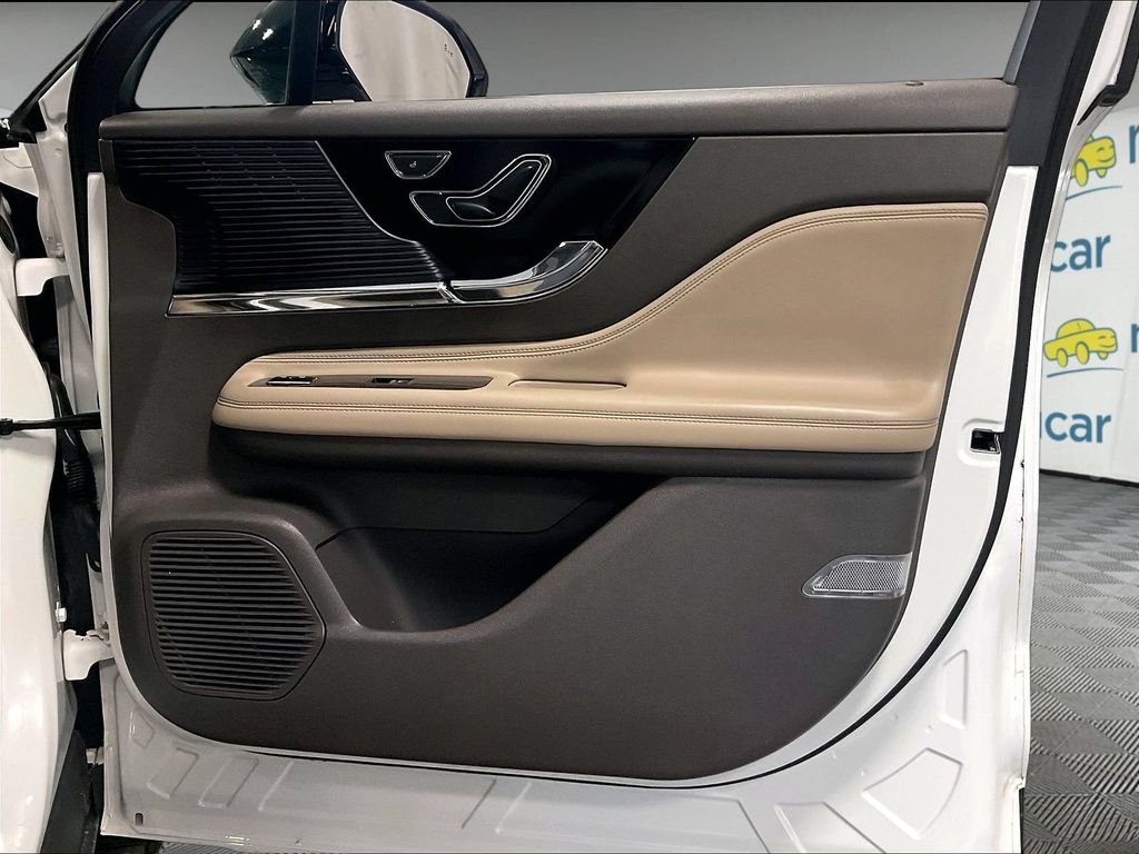 Used 2020 White Lincoln Standard image 12