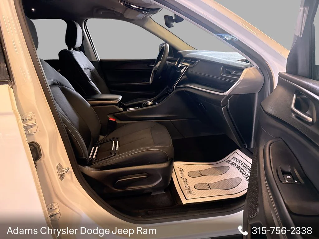 Used 2023 White Jeep Laredo image 14