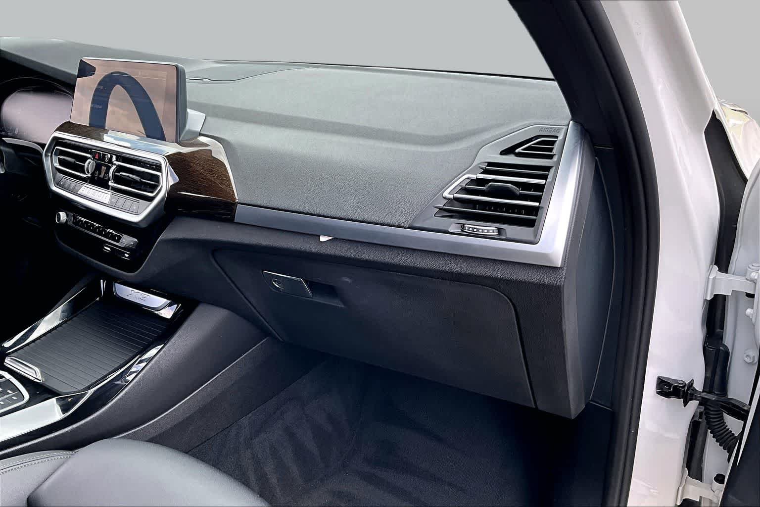 Used 2024 Alpine White BMW sDrive30i image 17