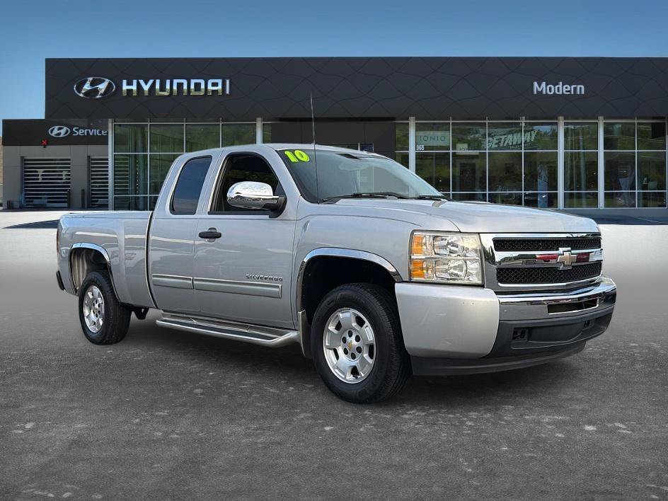 Used 2010 Sheer Silver Metallic Chevrolet LT image 3
