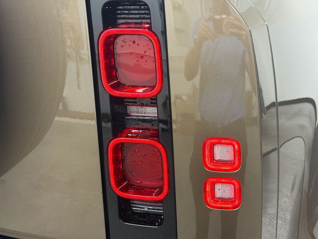 Used 2024  Land Rover X-Dynamic SE image 34