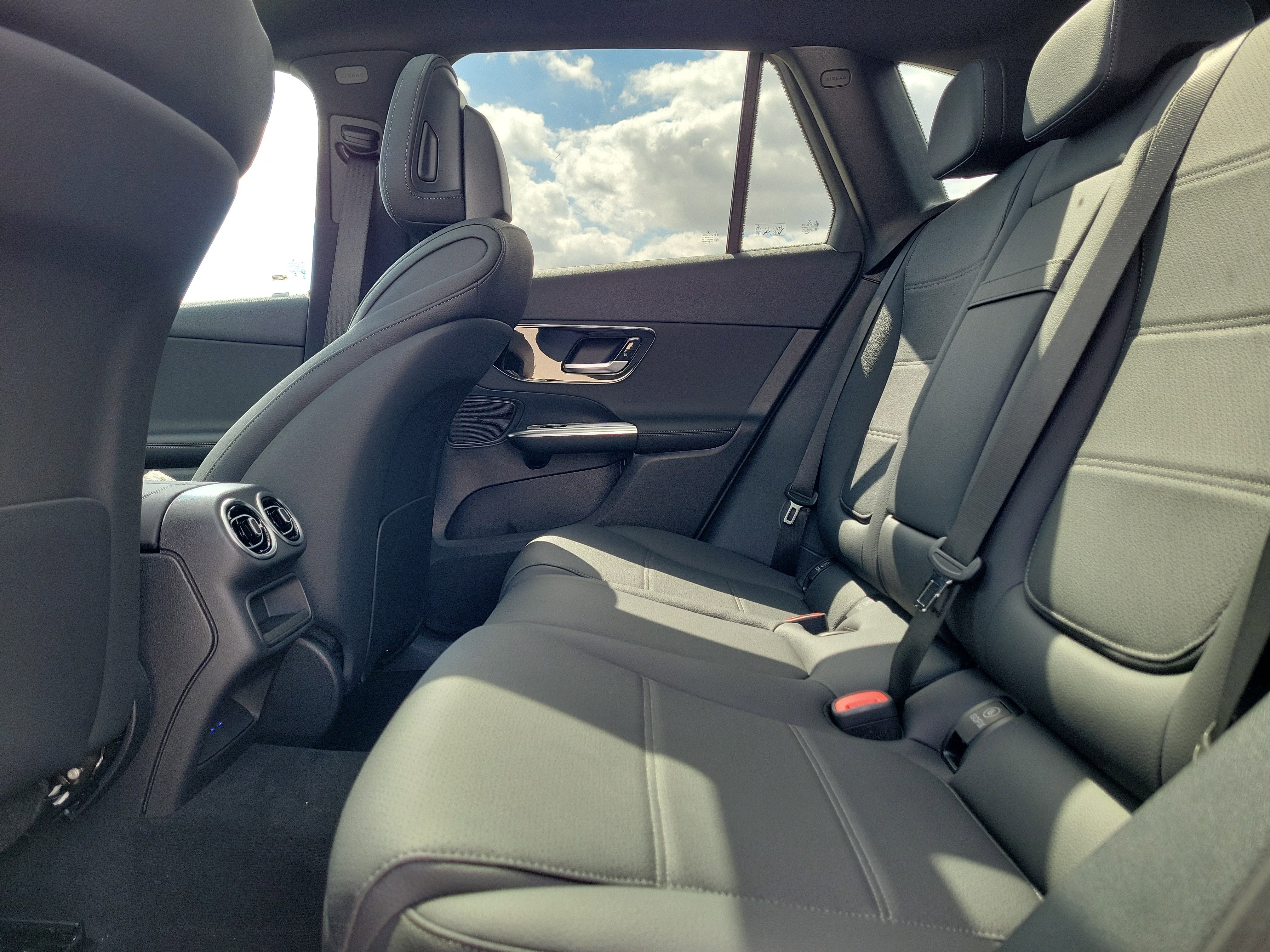 New 2026 MANUFAKTUR Moonlight White Metallic Mercedes-Benz GLC 300 image 37