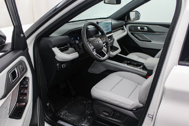 New 2027 Star White Metallic Tri-Coat Ford Platinum™ image 9
